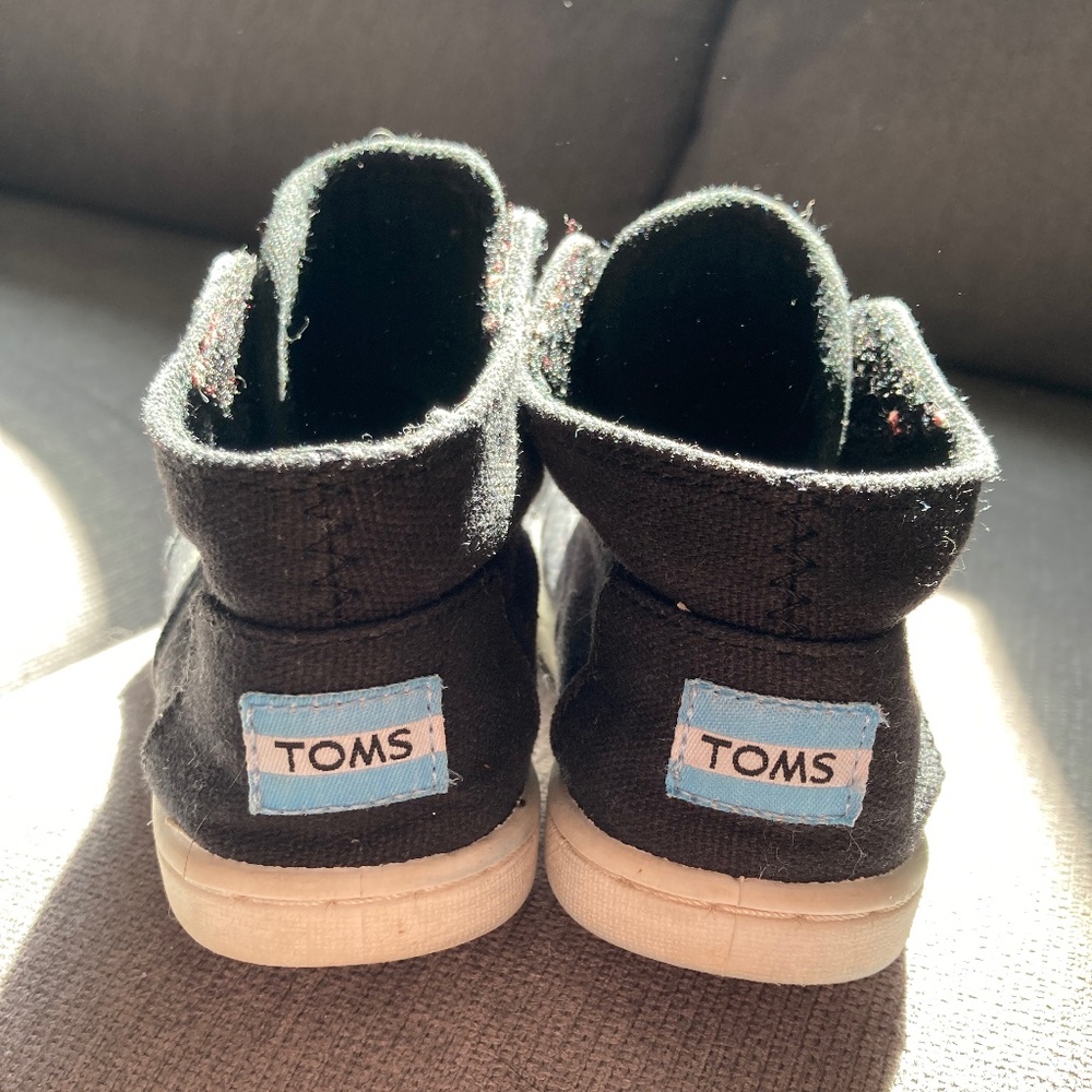 Black TOMS toddler size 8